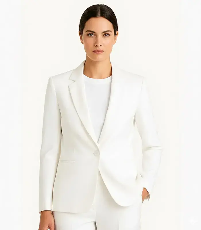 Breann-Fitted-Blazer-Women Off-White. Women’s off white fitted blazer Breann front tailored look