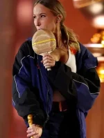 This view highlights the hood and the relaxed shape. Wear it open over a tee for a casual look, or close it for extra comfort on cool days. Great for city walks, coffee runs, and travel outfits.